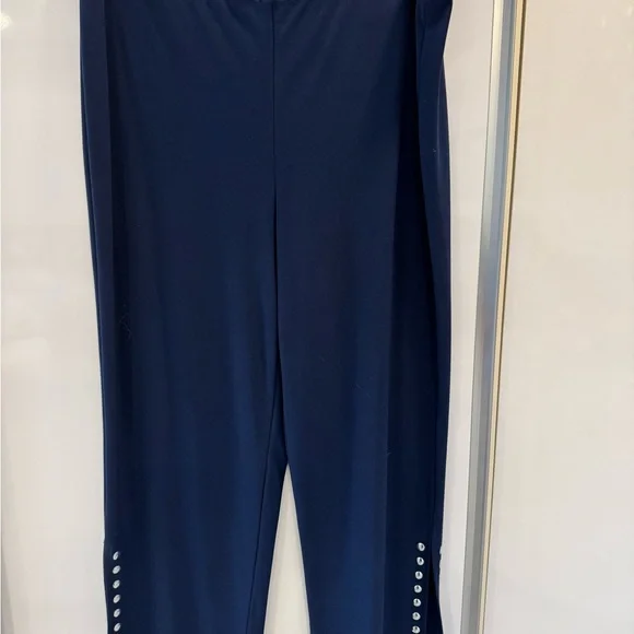 Frank Lyman Design Navy 2 pc set with capris pants with stud accents! - Picture 3 of 6
